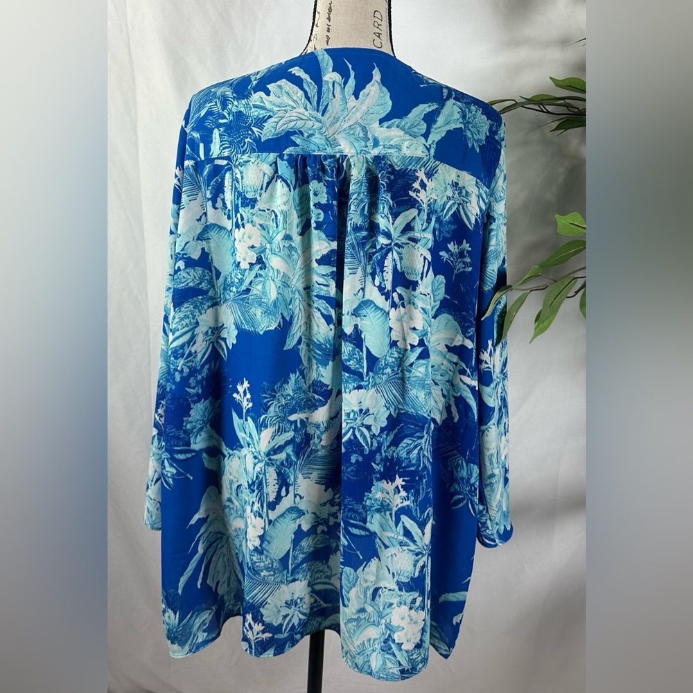 Elegant Blue and White Blouse with Chic Design 💙 - Picture 7 of 11